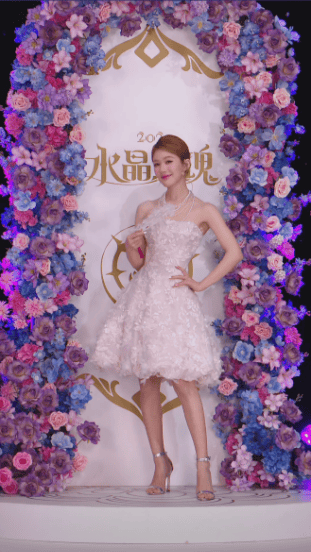 赵露思重返LOL手游直播间 明星化身峡谷"常住民"