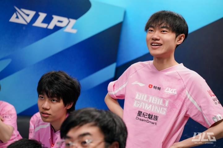 2025LPL总决赛:BLG捧起银龙杯,knight获得FMVP,收获职业生涯第六个LPL冠军