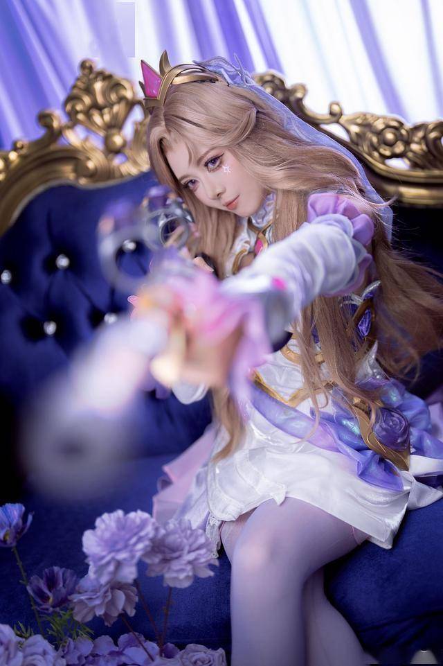 《LOL》主持人骆歆Cos水晶玫瑰女警 太美了