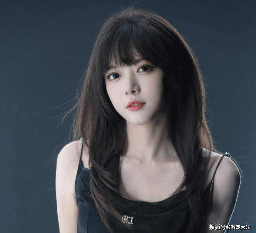 骆歆素颜直播，被夸颜值很高，展示身上多处淤青