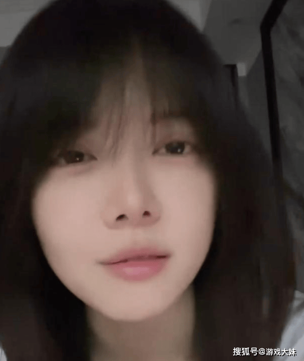 骆歆素颜直播，被夸颜值很高，展示身上多处淤青