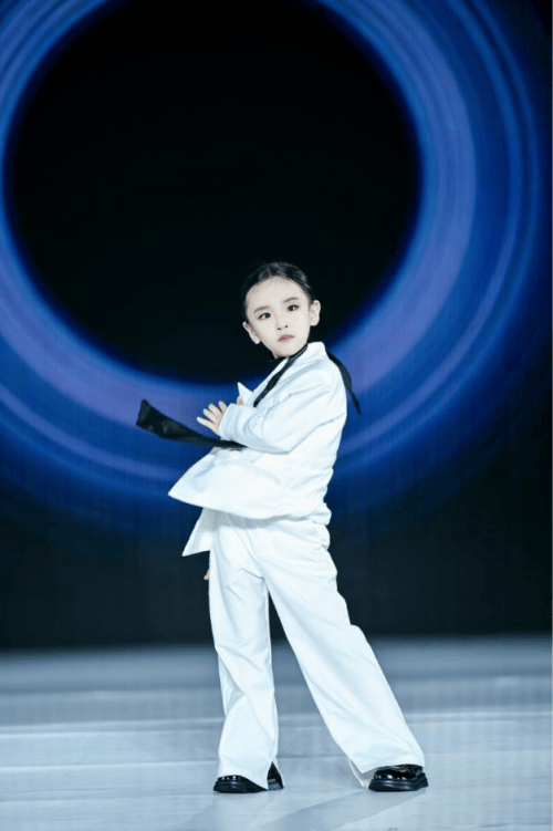 这！就是超模全球总决赛 全球人气亚军—屠可怡！