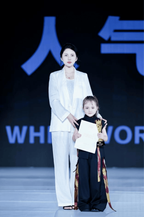 这！就是超模全球总决赛 全球人气季军—嘉思敏！