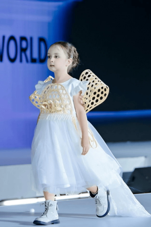 这！就是超模全球总决赛 全球人气季军—嘉思敏！